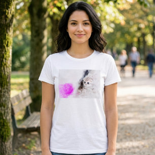 Kattunge som leker med en rosa garnboll akvarell t shirt