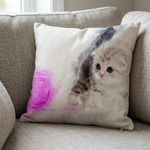 Kattunge som leker med en rosa garnboll i akvarell kudde