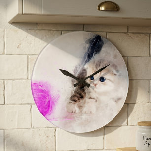 Kattunge som leker med en rosa garnboll i akvarell stor klocka