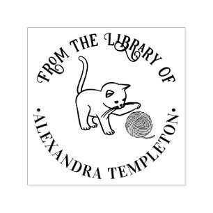 Kattunge som leker med garnboll Biblioteksbok namn Självfärgande Stämpel