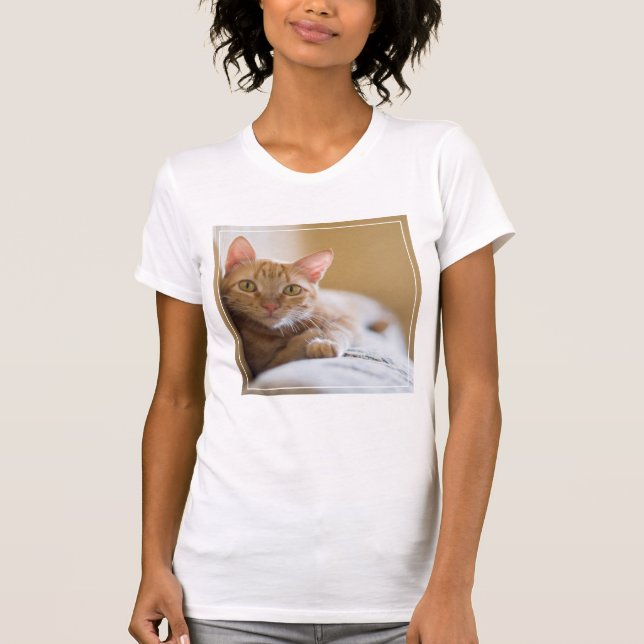 Kattunge som ljuger på soffan t-shirt (Framsida)