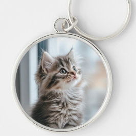 Kattunge som tittar ut genom fönstret rund silverfärgad nyckelring