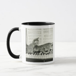 Kattunge som två leker på pianotangentbord, (B&W Mugg