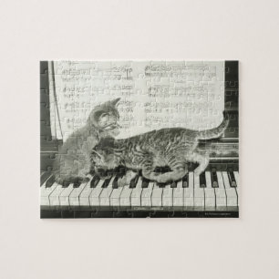 Kattunge som två leker på pianotangentbord, (B&W) Pussel