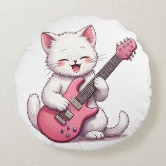 Kattunge spelar gitarr rund kudde