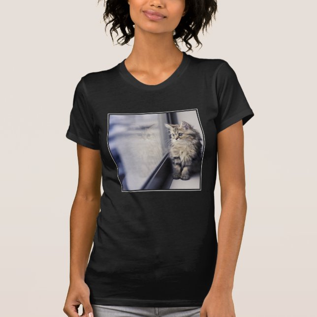 Kattunge tittar ut fönster t-shirt (Framsida)