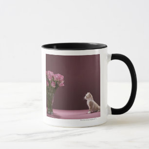 Kattunge tittar vas av ro mugg