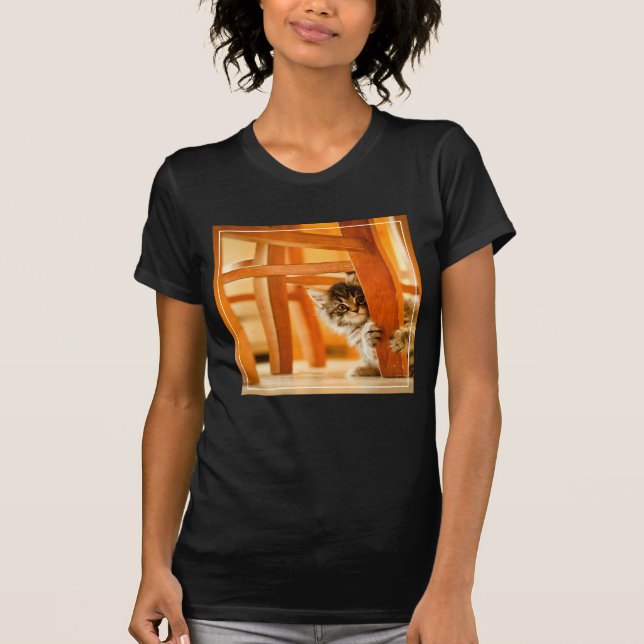 Kattunge under stol t shirt (Framsida)