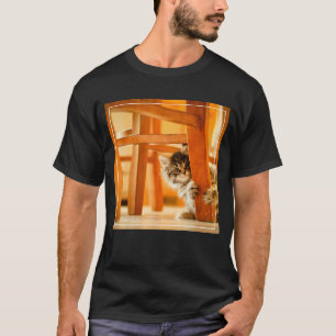 Kattunge under stol t-shirt