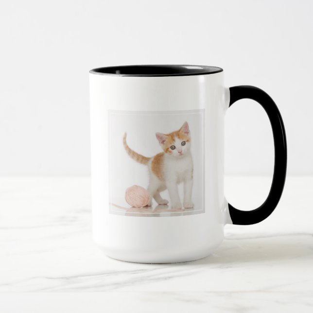 Kattungen bredvid boll av stränger mugg (Höger)