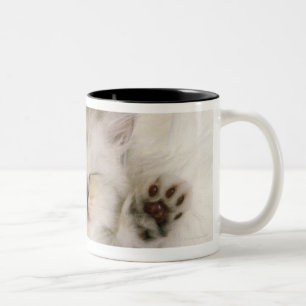 Kattungen som sovar på en fluffig vit, mattar, Två-Tonad mugg