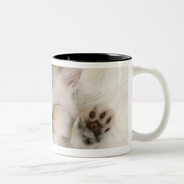 Kattungen som sovar på en fluffig vit, mattar, Två-Tonad mugg (Höger)