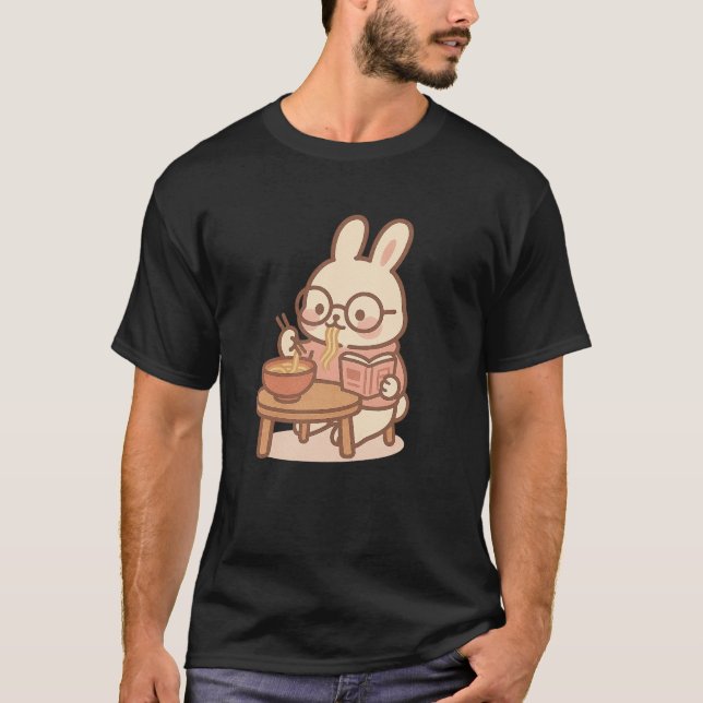 Kawaii Bunny Reading & Eating Ramen - Mysiga Bunny T Shirt (Framsida)