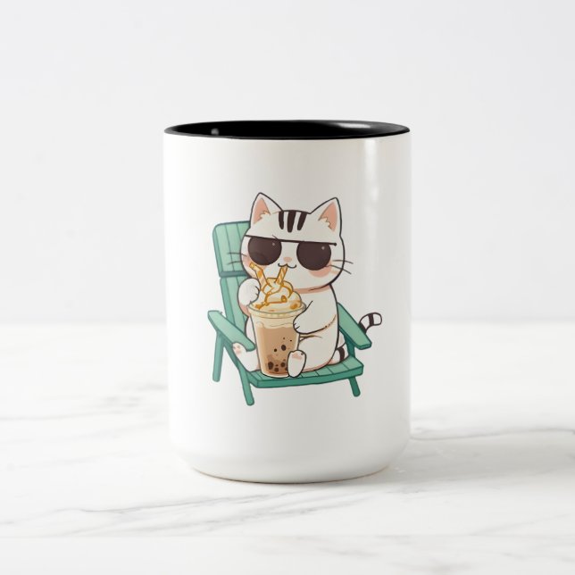 Kawaii Chibi Katt i Solglasögon som Dricker Frappè Två-Tonad Mugg (Center)