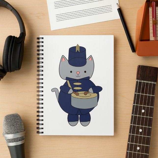 Kawaii Grey Cat Marching Band Drummer Illustration Anteckningsbok (A notebook featuring a gray cat playing drums in a navy blue & gold marching band uniform.)
