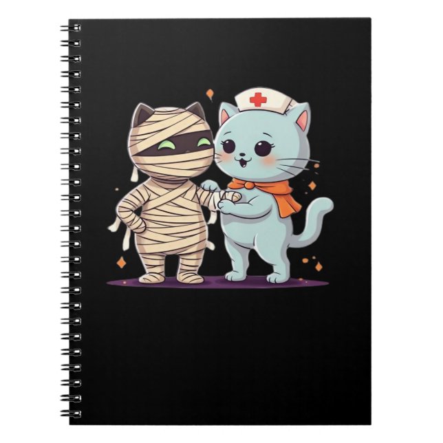 Kawaii Halloween Pals Mummy & Nurse cat Oversized Anteckningsbok (Framsidan)