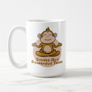 Kawaii, lustigt brun apa som ler och gör yoga kaffemugg