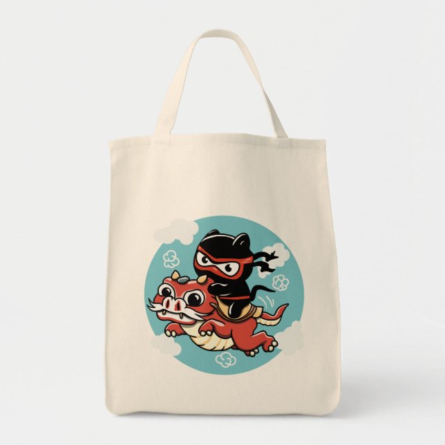 Kawaii Ninja Cat Riding a Red Dragon Tygkasse (Framsidan)