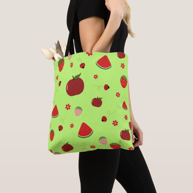 Kawaii Red Fruits Pattern in Lime Green Tygkasse (Närbild)