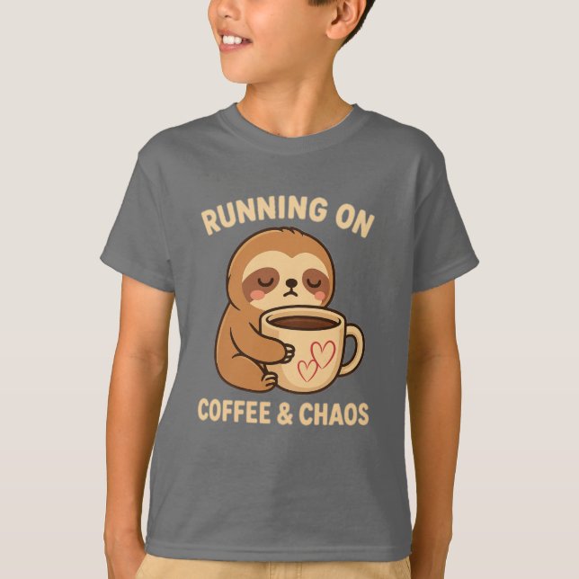 Kawaii Tired Sloth Coffee & Chaos Funny Cute T Shirt (Framsida)