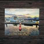 Kayak Flyter över moln och solnedgång Pussel<br><div class="desc">Den här vackra solnedgången har en ensam orange kayak på ena sidan av Kirkland Carillon Point Marina, som flyter över en reflektion av fjädryga guldcirrusmoln och blå himmel. På andra sidan dockorna hittar du hyresbåtar och stora yachter av olika storlek, med en gyllene himlar ovanför. I det här målande, texturerade...</div>