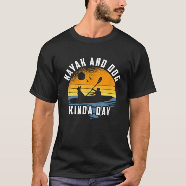 Kayak och Hund Kinda Day Kayaking Hund älskare T Shirt (Framsida)