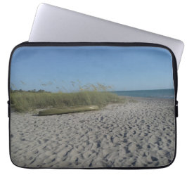 Kayak på en sandstrand på en laptop sleeve