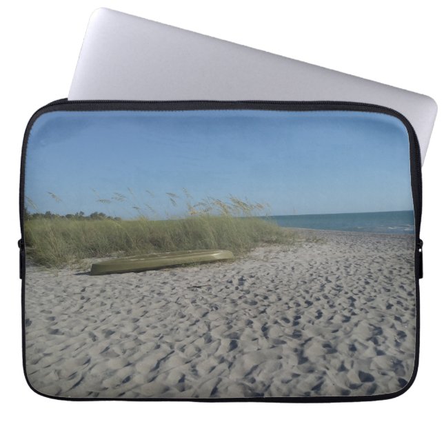 Kayak på en sandstrand på en laptop sleeve (Framsidan)