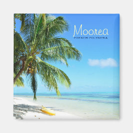 Kayak på en vit sandstrand på Moorea nära Tahiti Magnet