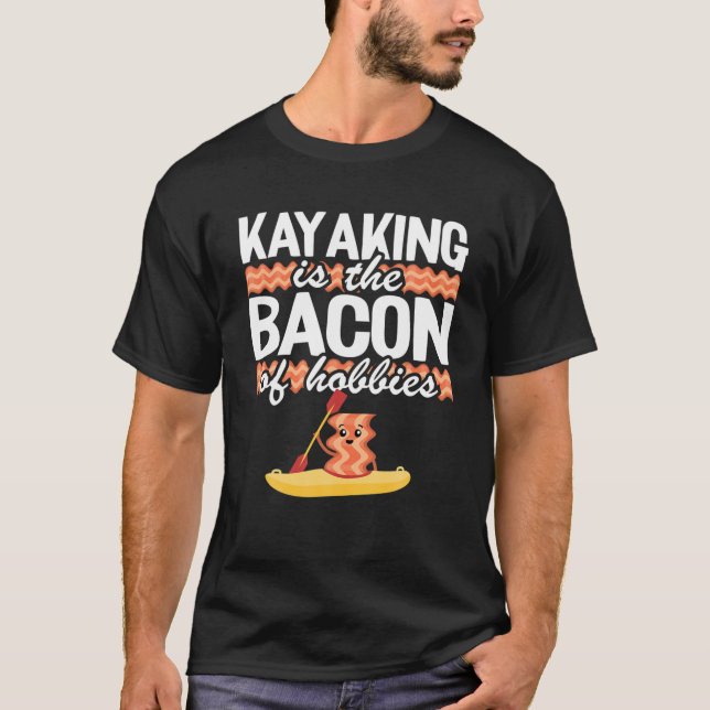 Kayaking är Hobbieserna Kayak Roligt Canoein. T Shirt (Framsida)