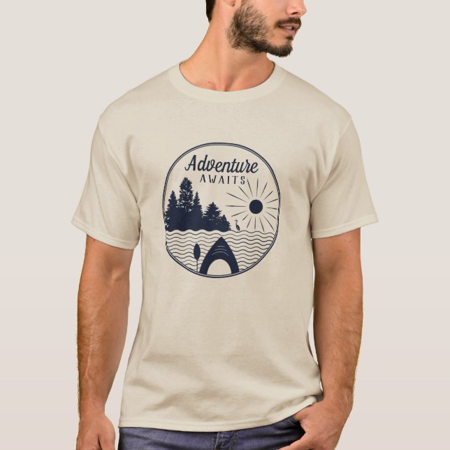 Kayaking äventyr väntar på med kajakillustrationen t shirt (Framsida)