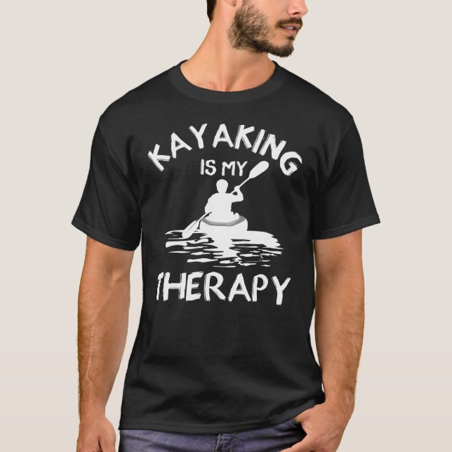 Kayaking Black and White, kayaking är min terapi. T Shirt (Framsida)