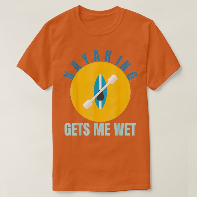 Kayaking gets me wet Funny Kayak Gift Paddling T Shirt (Design framsida)