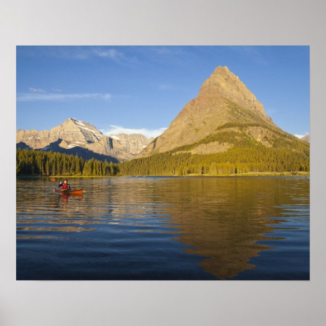 Kayaking in Swiftcurrent Sjö vid soluppgången i Poster (Framsidan)