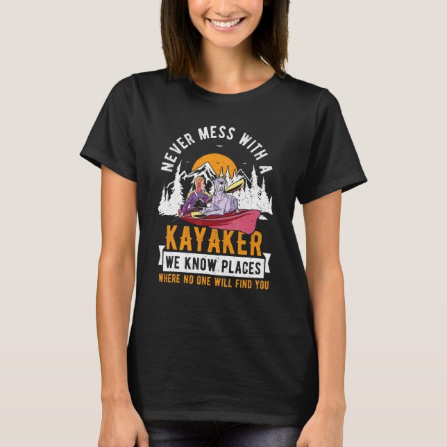 Kayaking Kayak är aldrig  med en Kayaker vi känner T Shirt (Framsida)