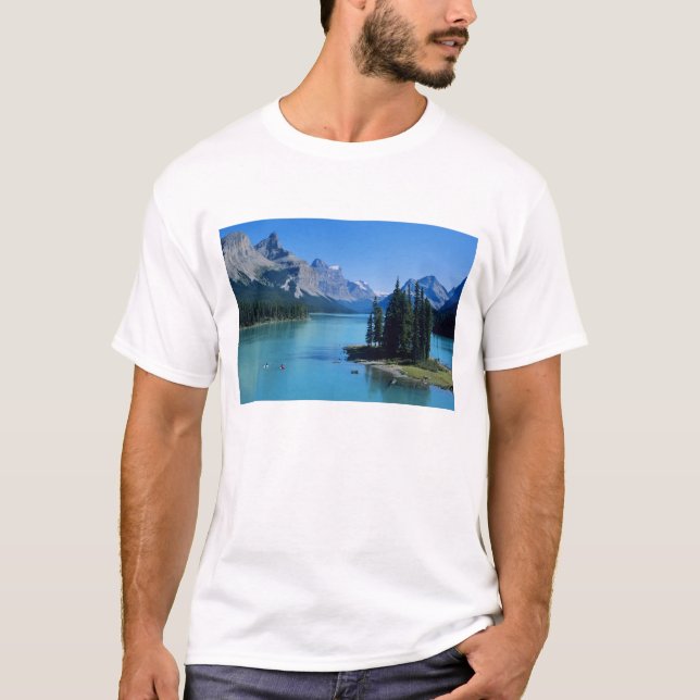 Kayaking on Maligne Sjö på Spirit Island Tee Shirt (Framsida)