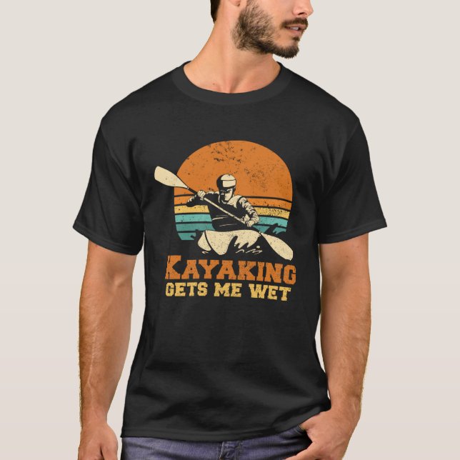 Kayakn I Kayaking Gets Me Wet Boating Paddling Kay T Shirt (Framsida)