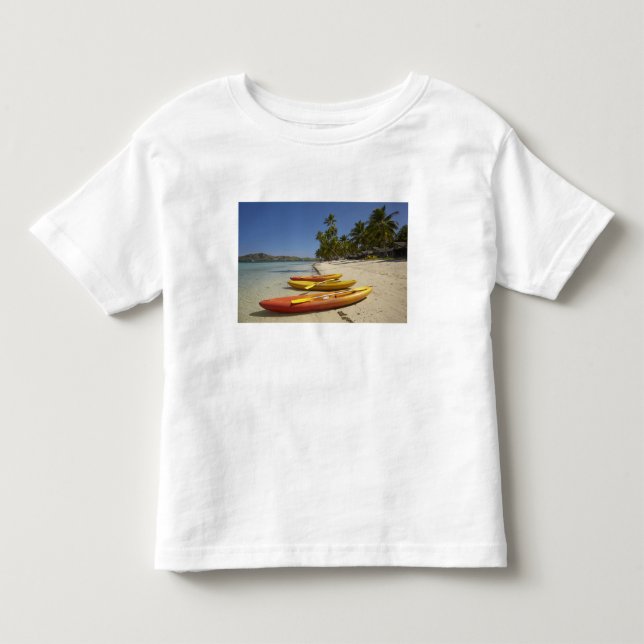 Kayaks på stranden, Plantation Island Resort Tee (Framsida)