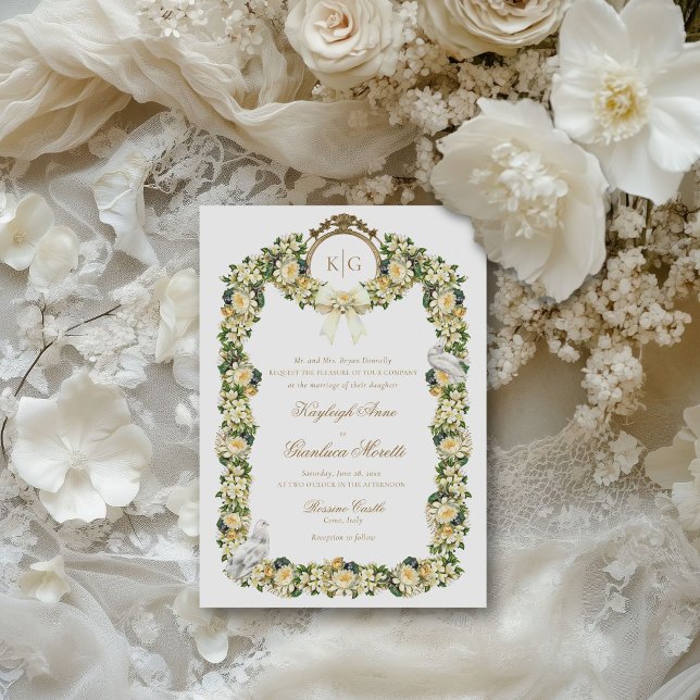 Kayleigh Vintage Gult Guld Vapensköld Blommigt Brö Inbjudningar (The vintage Kayleigh invitation features a frame of cream watercolor flowers, doves, & your monogram)