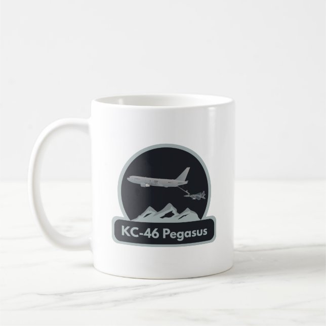 KC-46 Flygplan som tankas F-15 Kaffemugg (Vänster)