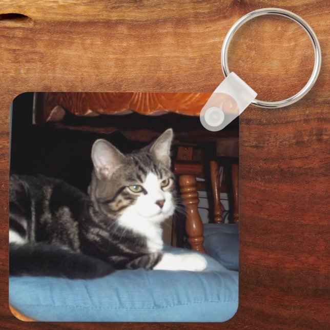 Keeno Regal Pose Keychain Nyckelring (Baksida)