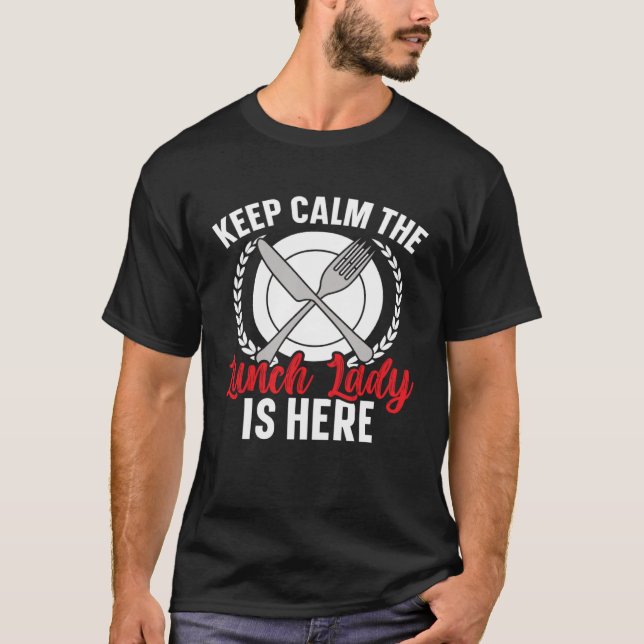 Keep Calm The Lunch Lady Is Here Cafeteria Worker  T Shirt (Framsida)