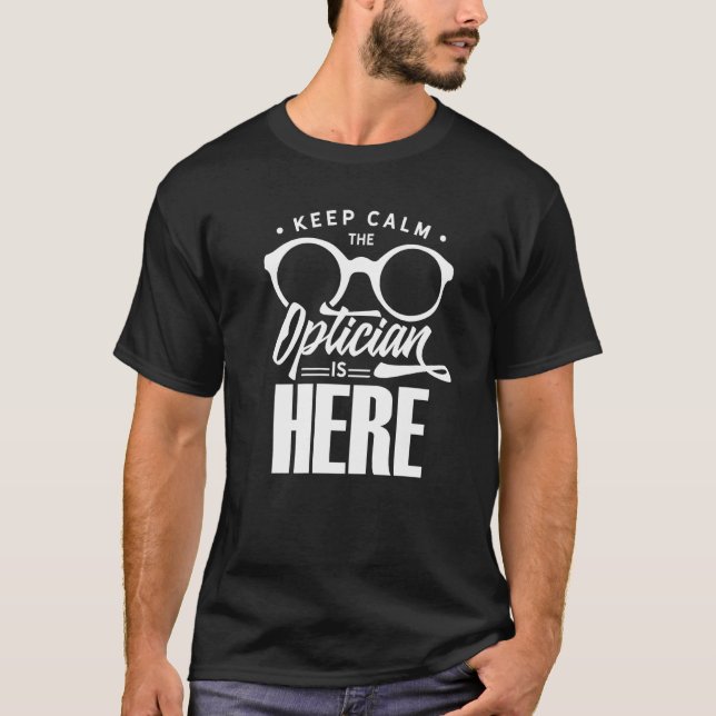Keep Calm The Optician Is Here Optometrist Optics  T Shirt (Framsida)