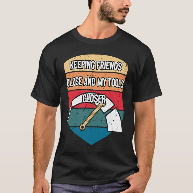 Keep Tools Close Car Mechanic Auto Car Repair T Shirt (Framsida)