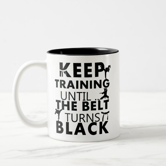 Keep training until the belt turns black Två-Tonad mugg (Vänster)