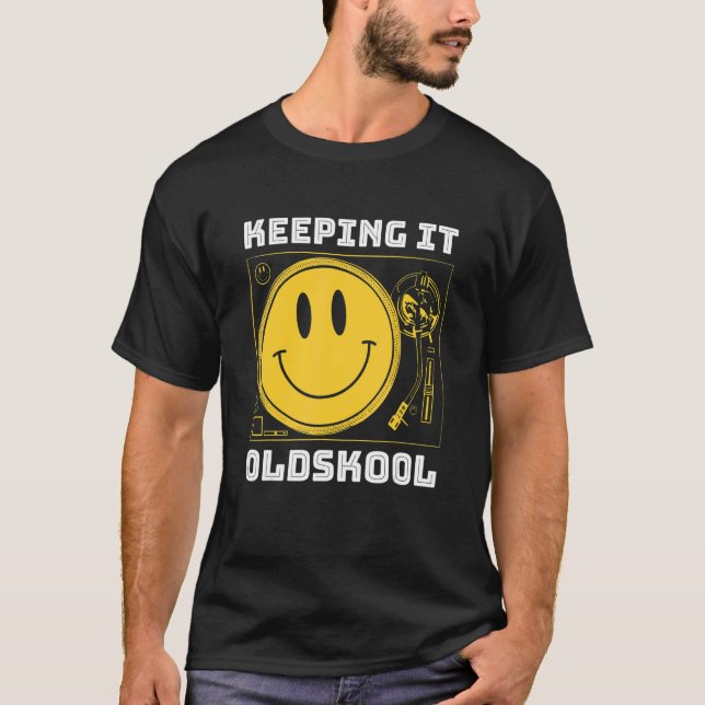 Keeping It Old Skool  Original Raver  Love Raving  T Shirt (Framsida)