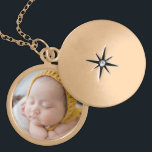 Keepsaké Baby Photo Berlockhalsband<br><div class="desc">Lägg ditt nyfödd bebis-foto till det här söta,  guld-pläterade halsbandet för en unik,  vacker gåva till familjen eller dig själv. Farföräldrar kommer att kärlek detta speciella barnbarn!</div>