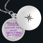 Keepsaké bröllop locket silverpläterat halsband<br><div class="desc">Lila blommigt bakgrund med vacker lila av personlig. Detta är perfektens sätt att tacka de underbara kvinnor som hade dessa mycket speciella arbeten på er bröllopsdag. Det kan vara en gåva till budens mamma eller brudgummen, brudtärnorna, maid of honor, blomflickan. Det är silver, men om ni väljer det kan ni...</div>