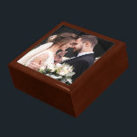 Keepsaké Bröllop Photo Minnesask<br><div class="desc">Den här högkvalitativa lådan har ett foto på det yttre locket som du kan anpassa med önskat foto. Den här artikeln är en underbar gåva till bröllop,  årsdagar eller andra särskilda tillfällen. Det är en perfekt ställe som lagrar smycken,  små keepsakes eller andra speciella draketer.</div>