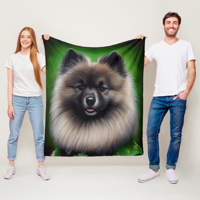 Keeshond Hund i St. Patrick Dress Fleecefilt (På plats)